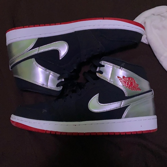 Size 10.5 Jordan 1 Mid main image 4